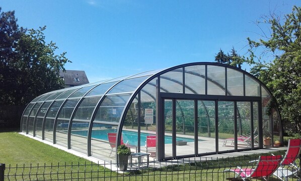 Piscine couverte (11m x 5,5m) ouverte et chauffée d'avril à octobre