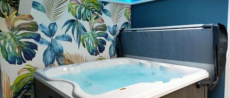 Espace spa en intérieur : vestiaire et spa (marque Jacuzzi) pour 5-6 personnes 