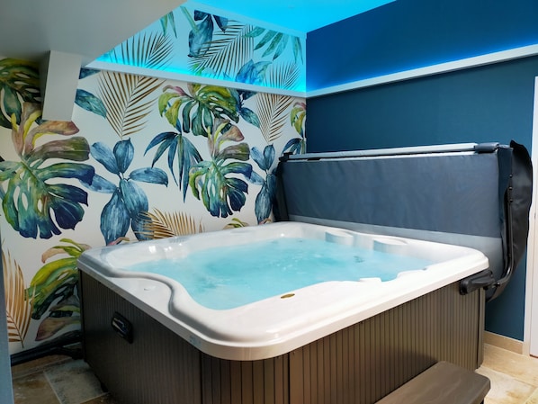 Espace spa en intérieur : vestiaire et spa (marque Jacuzzi) pour 5-6 personnes 