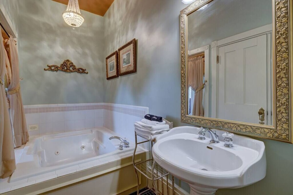 City Club Suite – Downtown #56 Lillian Russell