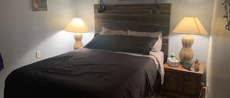 Bed room with queen bed