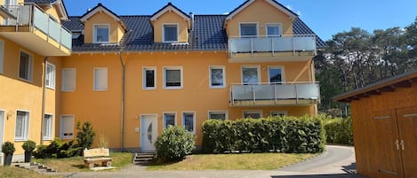 Der Balkon oben rechts gehört zur Wohnung.