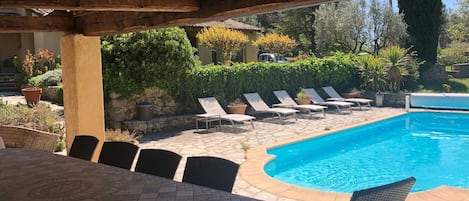Grand pool house- vue exceptionnelle et parc de 2 hectares d oliviers