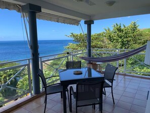 la table se dédouble pour accueillir 6 convives. Confortable hamac face à la mer