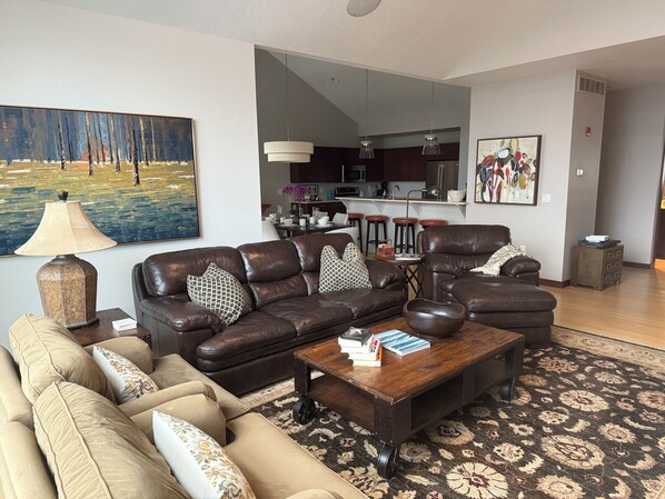 Open concept living area to enjoy. 