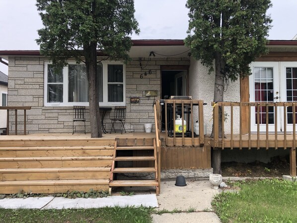 Main house only , common Deck ,BBQ area. Apartment entrance is in back of house!