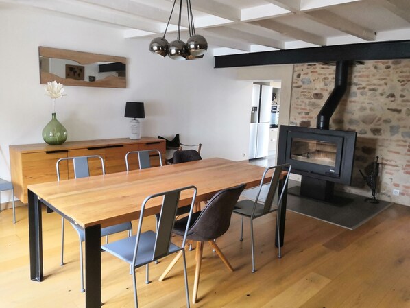 Salle à manger avec table pour 12 personnes