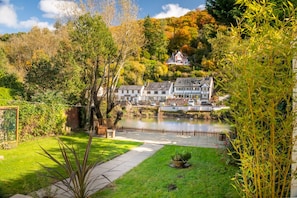 Hand pull ferry to Saracens Head and tea rooms