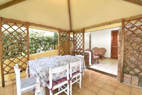 Outdoor dining