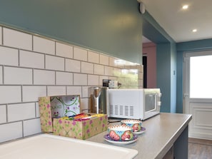 Kitchen area | Polly’s Place, Freshwater