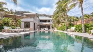 Pool & Terrace: Nice heated 5 x 18 m pool, expansive terrace with loungers and deck chairs. 