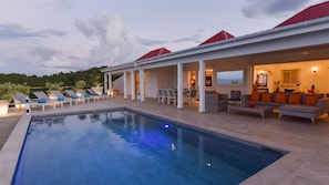 By Night: Modern and chic outdoor lightings.