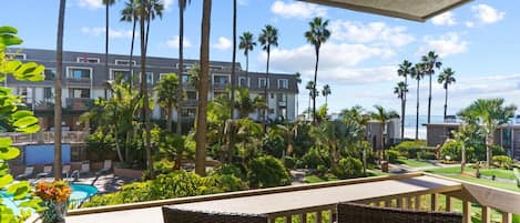 Balcony with Ocean Views and sounds od surf