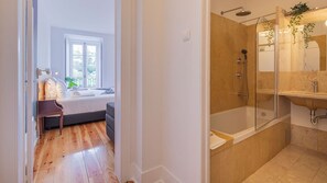Spacious bathroom with a bathtub and modern finishes #modern #stylish