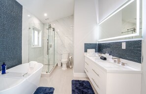 Master Bedroom en-suite bathroom with jacuzzi 