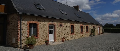 Gîte de 300 mètres carrés  ,vous avez deux entrées ( grand-gîte ou petit gîte)