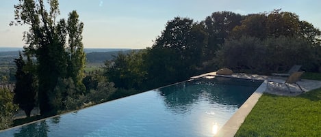 La piscine est partagée avec les propriétaires de la maison principale
