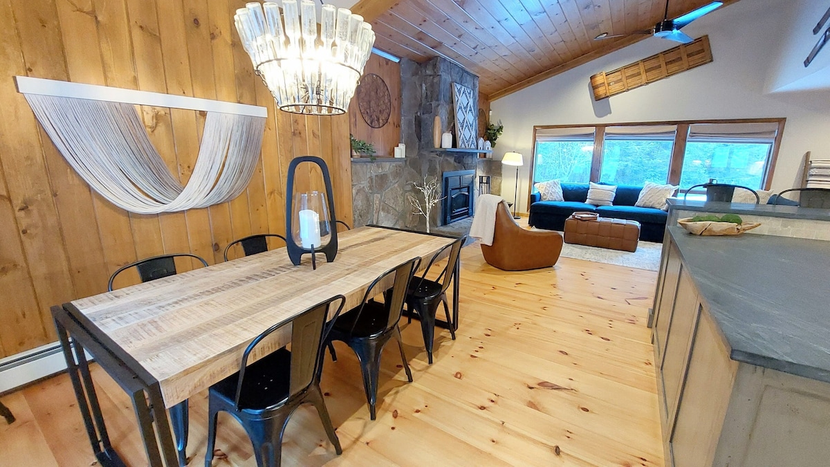 Green Mountain Chalet w/ Hot Tub, Sauna, Treehouse on 4 acres