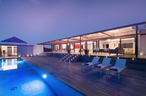 By Night: Modern and chic exterior lighting, charming atmosphere.