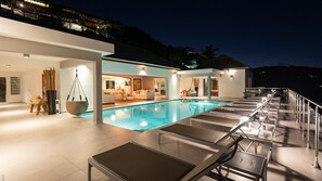 By Night: Modern and chic outdoor lightings.