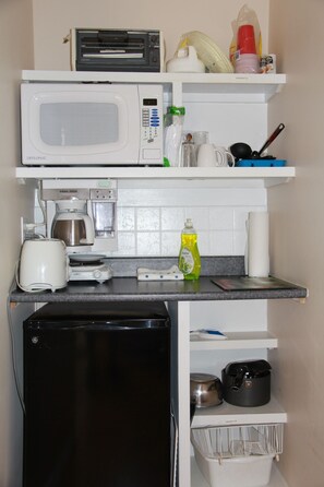Fully equipment Kitchentte, with Coffee machine and fridge. 