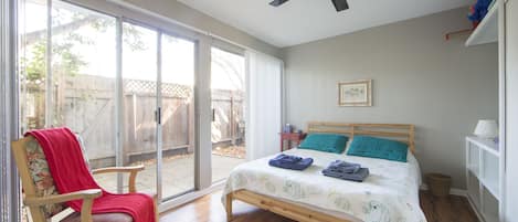 Lovely bungalow in the best area of Venice, walking distance to the beach.
