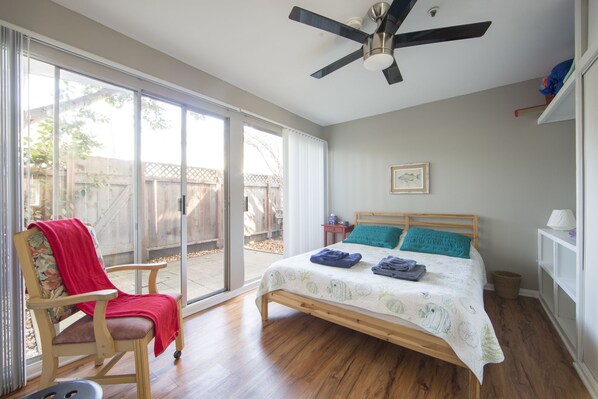 Lovely bungalow in the best area of Venice, walking distance to the beach.