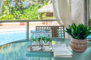 Take in the beautiful Florida sunshine in this striking backyard oasis!