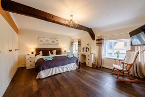 Grey Gables Barn Master Bedroom - StayCotswold