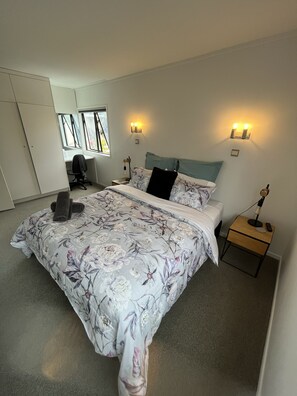 Upstairs master bedroom
King bed, aircon/heating, tv