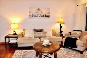 Chalet in the Smokies' cozy living area