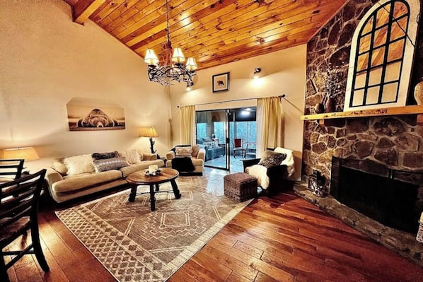 Chalet in the Smokies' cozy living area