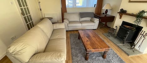 Cosy sitting room - leather sofas - big TV