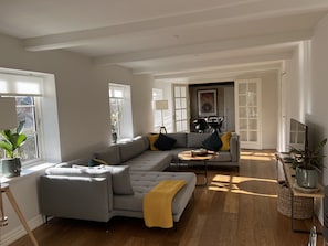 Livingroom with TV and fireplace.