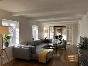 Livingroom with TV and fireplace.