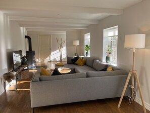 Livingroom with TV and fireplace.