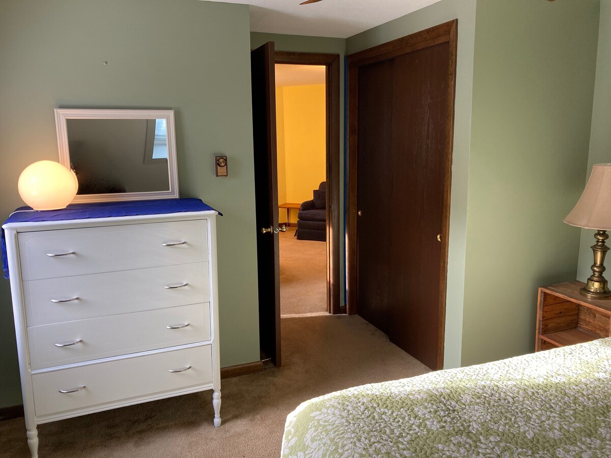Cozy, light-filled condo – 5 min from beach!