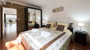 Bedroom with a comfortable double mattress. Soft towels and linens included! There's also a gorgeous stone wall and an AC unit #cozy