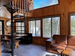 You can't escape the view! Hide in the tree woodlands in cabin coziness. 
