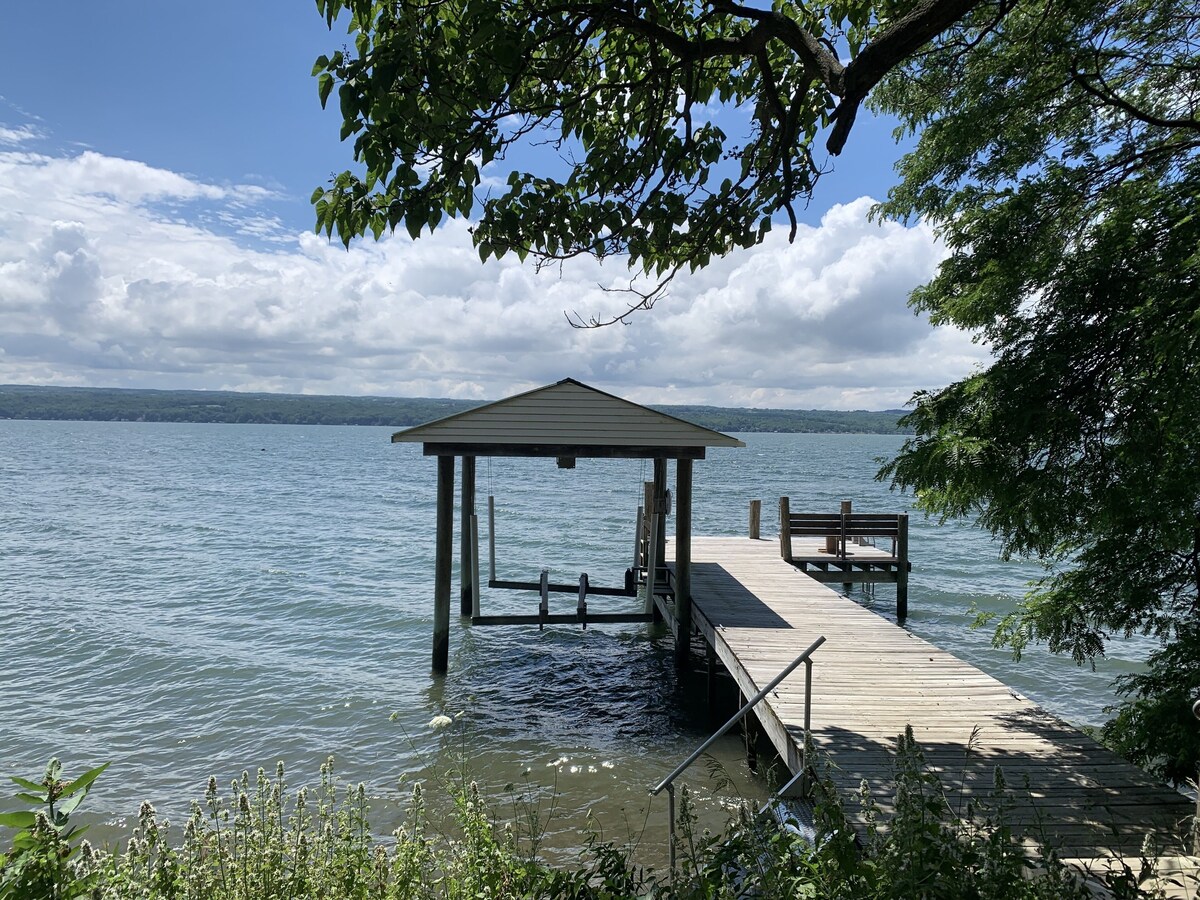 Remodeled Cayuga Lake Cottage – nice yard & waterfront, near Treleaven winery