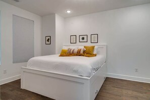 King bed and twim pull out in bedroom 1