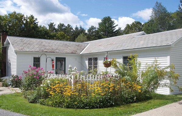 Cottage charm! The Front Cottage at MeadowView