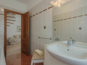 Bathtub, Tap, Property, Plumbing Fixture, Building, Bathroom, Sink, Interior Design, Wood