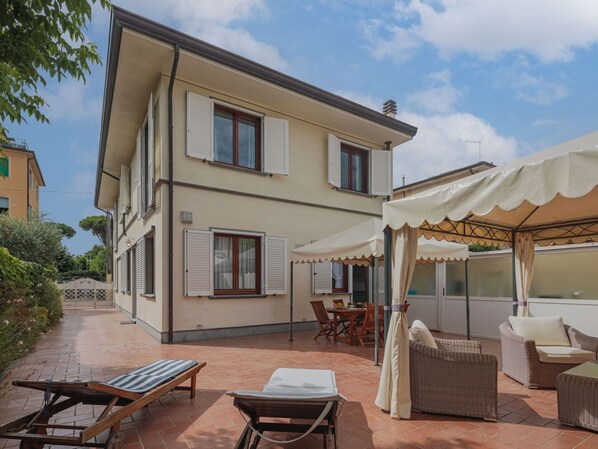 Sky, Cloud, Furniture, Property, Window, Building, Shade, Outdoor Furniture, Interior Design, Land Lot