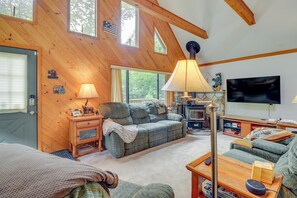 Living Room | Wood-Burning Stove | Smart TV | Board Games