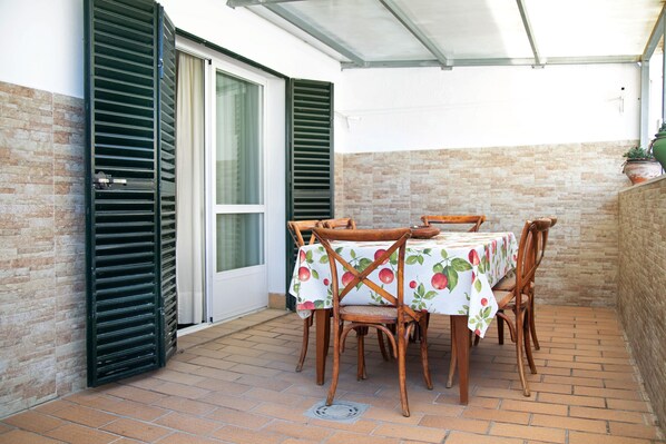 Outdoor dining