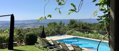 view from the sun terrace to the pool and Luberon valley
