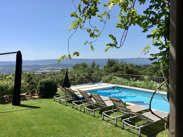 view from the sun terrace to the pool and Luberon valley
