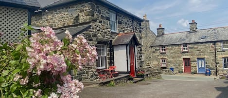 Isfryn cottage is set in a quiet courtyard in the historic heart of the village