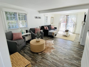 Living area, to deck